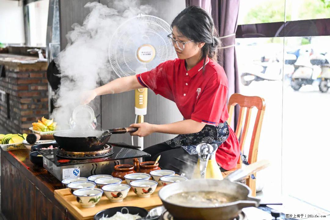 全网追的“扁担女孩”，找了一份暑假工，时薪12元 - 云浮生活资讯 - 云浮28生活网 yf.28life.net